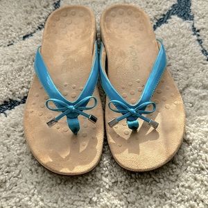 Women’s Vionic Bella Sandals in Larkspur size 9